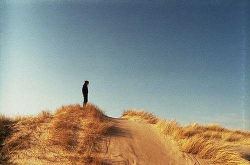 一个人的路会是多远_孤单意境的QQ空间素材