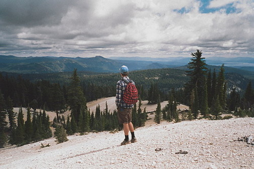一个人的路会是多远_孤单意境的QQ空间素材