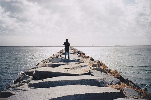 一个人的路会是多远_孤单意境的QQ空间素材