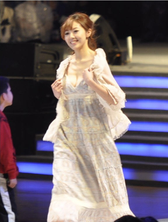 刘冬jocelin 薄衫爆乳的百度HR高清照片_QQ下