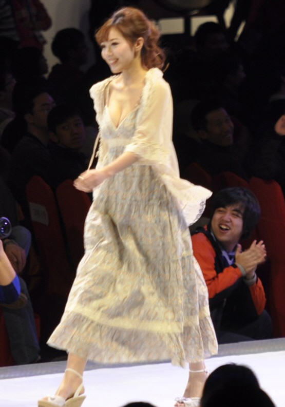 刘冬jocelin 薄衫爆乳的百度HR高清照片_QQ下