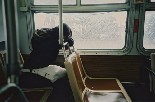 孤单荒凉了来时的路_寂寞女生的伤感qq空间素