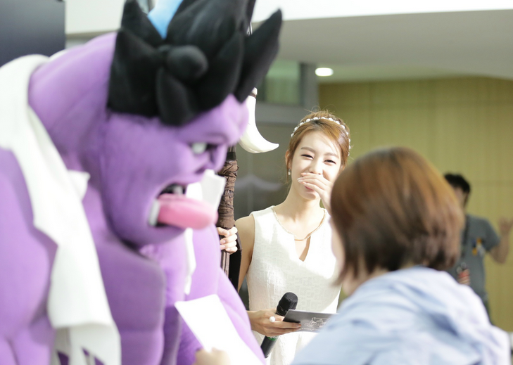 LOLS4釜山站主持人图片 OGN主持人美女赵银