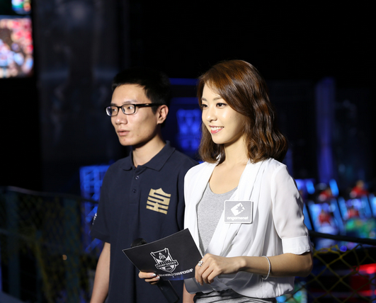 LOLS4总决赛美女如云图片赏析 现场观众无限