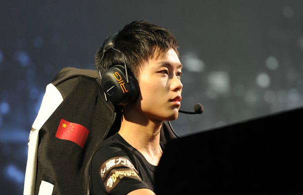 LOLS4总决赛现场图片 EDG皇族精彩镜头预览