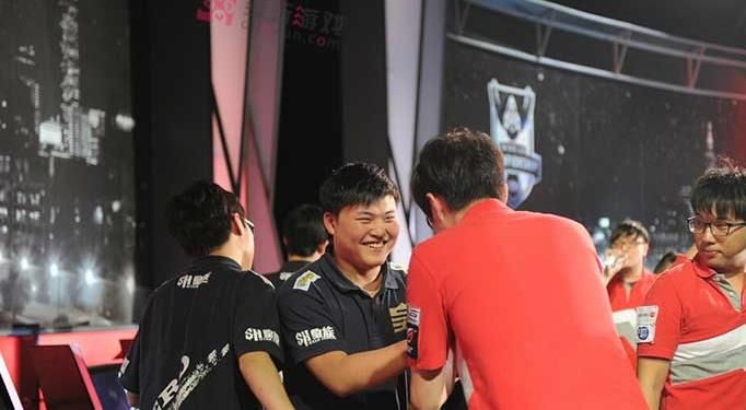 LOLS4总决赛现场图片 EDG皇族精彩镜头预览